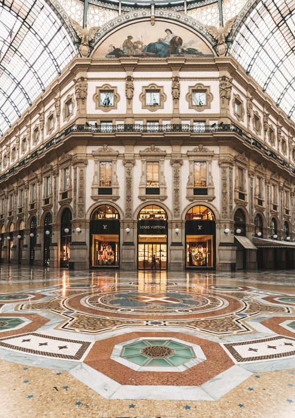 Galleria Vittorio Emanuele II: Mimari açıdan etkileyici olan galeri, cam tavanı, mozaik zeminleri ve simetrik yapısıyla göz alıcıdır.