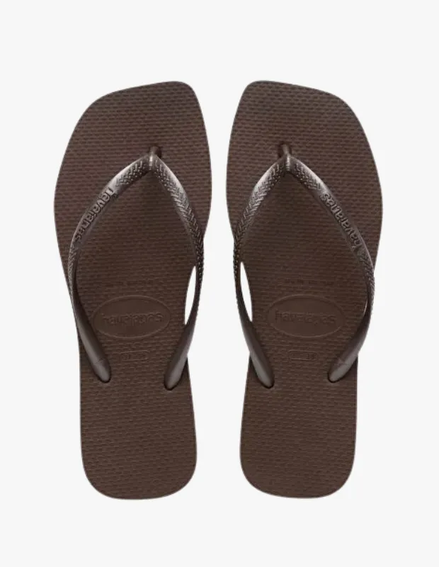 Marka Adı: Havaianas
Ürün Adı: Havaianas Kahve Kadın Plaj Terliği
Ürün Cinsiyeti: Kadın
Ürün Tipi: Plaj Terliği
Ürün Sezonsallığı: Yaz
Ürün Çeşidi: Parmak Arası Terlik
Ürün Özellikleri: Bu kahverengi Havaianas kadın plaj terliği, yazın rahatlığını ve zamansız stilini bir araya getiriyor. Esnek ve dayanıklı kauçuk malzemeden üretilen bu parmak arası terlik, ayak tabanında markanın ikonik pirinç tanesi dokusuna sahipken, askılarında da belirgin Havaianas logosu yer almaktadır. Klasik ve minimalist tasarımıyla plajdan günlük şehir kombinlerine kadar geniş bir kullanım alanı sunar. Konforlu yapısı, uzun süreli kullanımlarda bile ayaklara gün boyu rahatlık vaat eder. Askılarındaki zarif dokulu detaylar, sade görünümüne şık bir dokunuş katar.
Öne Çıkan Detaylar:
- İkonik pirinç tanesi dokulu taban yapısı
- Dayanıklı ve esnek kauçuk malzeme
- Askılarda ve tabanda görünen belirgin Havaianas logosu
Kimler Kullanıyor?: Deniz kenarında, havuz başında veya şehirde yazın keyfini çıkarırken konfor ve şıklığı bir arada arayan kadınlar için idealdir. Rahatına düşkün, sade ama stil sahibi görünmeyi seven, tatil valizinin veya günlük kombinlerinin vazgeçilmezi olacak pratik ve dayanıklı bir terlik arayan herkes bu ürünü tercih edebilir. Minimalist tasarımları ve markanın güvenilir kalitesini ön planda tutanların günlük yaz stiline kolayca uyum sağlar.