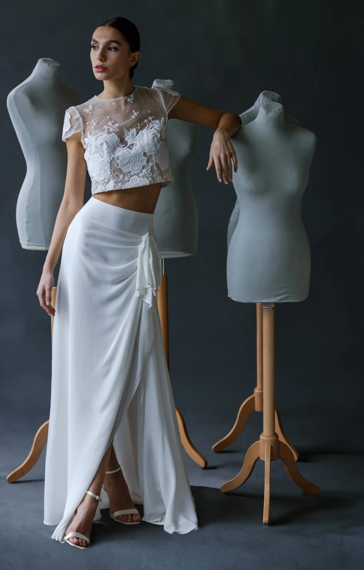 Cymbeline 2026 Studio koleksiyonu iki parçalı bohem gelinlik; çiçek motifli işlemeli tül crop top ve derin yırtmaçlı, fırfır detaylı Georgette şifon etek.