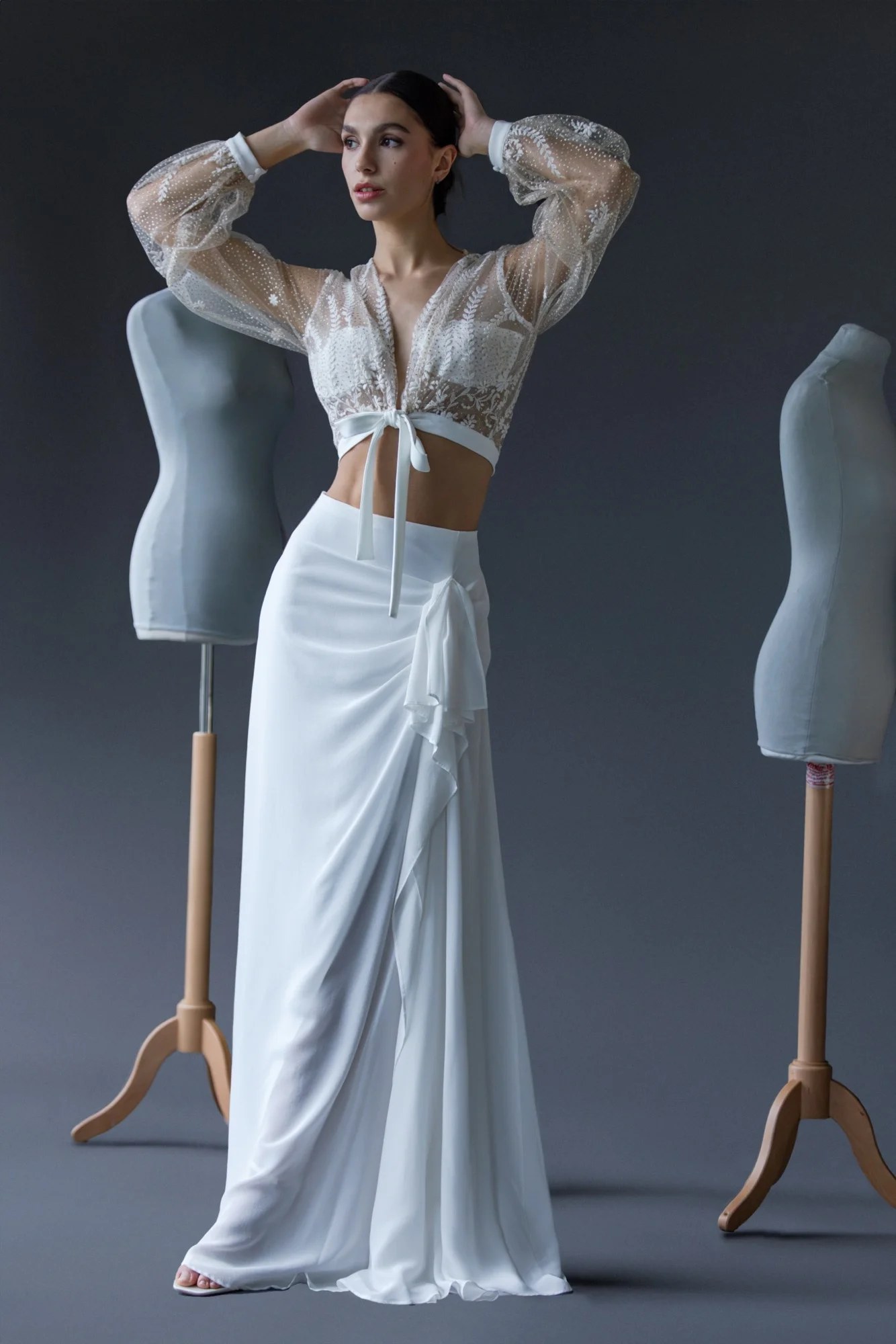 Cymbeline 2026 Studio koleksiyonu Tivoli modeli; Calais dantelinden şeffaf detaylı ve uzun kollu crop top ile drapeli Georgette şifon etek.