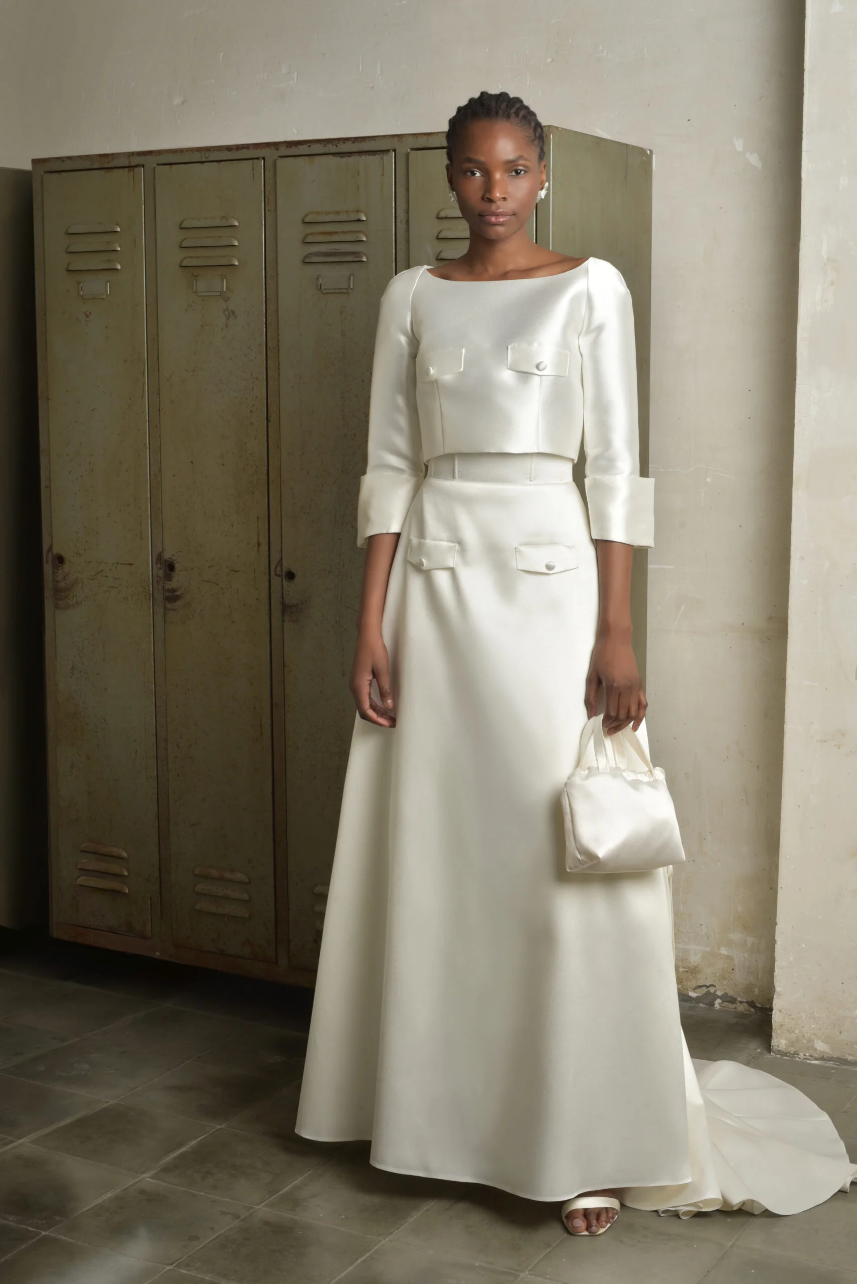 Cymbeline 2026 koleksiyonu iki parçalı mikado gelinlik; cep detaylı uzun kollu crop top ve yüksek bel yapısal minimalist etek.