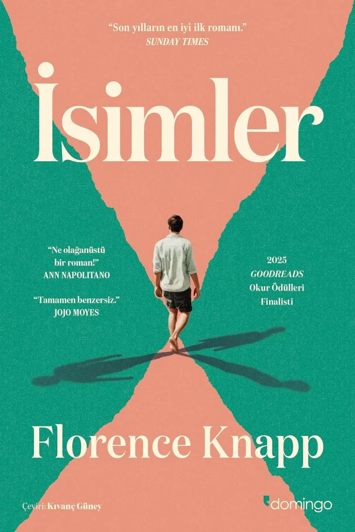 Florence Knapp'in İsimler romanının kapak görselinde, kum rengi bir yolun ortasında, uçuk pembe ve turkuaz renklerin oluşturduğu yırtık kağıt benzeri zeminler arasında çıplak ayakla yürüyen, sırtı dönük bir adam, uzun gölgesiyle sürükleyici kitaplar listesine giren bu eseri tatilde keşfetmeye çağırıyor.