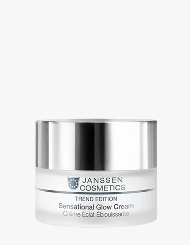 Ürün Cinsiyeti
Unisex
Ürün Tipi
Yüz Kremi
Ürün Sezonsallığı
Dört Mevsim
Ürün Çeşidi
Işıltı Etkili Nemlendirici Günlük Bakım Kremi
Ürün Özellikleri
Janssen Cosmetics Sensational Glow Cream, cilde yoğun nem kazandırırken daha aydınlık ve canlı bir görünüm elde etmeye yardımcı olan ışıltı etkili bir bakım kremidir. Yosun özü içeren formülü, cildi 24 saat boyunca beslemeye ve transepidermal su kaybını azaltmaya destek olur. Uzun ve kısa zincirli hyalüronik asitler sayesinde çok katmanlı nem desteği sunarken, niacinamide ve shea yağı cilt bariyerini güçlendirmeye katkı sağlar. Aloe vera, allantoin ve bisabolol gibi yatıştırıcı içerikler cilt konforunu artırmaya yardımcı olur. Kafein ve yumuşak odaklı pigment kombinasyonu ise cilde daha dinamik ve pürüzsüz bir görünüm kazandırır. Hafif dokusu sayesinde sabah ve akşam kullanımına uygundur.
Öne Çıkan Detaylar
24 saat yoğun nem desteği
Hint Okyanusu yosunu özü ile ışıltı etkisi
Uzun ve kısa zincirli hyalüronik asit
Niacinamide ile bariyer desteği
Aloe vera ve allantoin ile yatıştırıcı bakım
Yağ dengelemeye yardımcı arındırıcı kompleks
Yumuşak odaklı pigmentlerle pürüzsüz görünüm
50 ml ambalaj
Kimler Kullanıyor?
Cildinde canlılık ve aydınlık görünüm arayan, nem desteğini günlük bakım rutinine entegre etmek isteyenler için ideal bir krem. Sabah makyaj öncesi ya da akşam bakım rutininin parçası olarak cildine ışıltılı ve dengeli bir görünüm kazandırmak isteyenlerin tercih ettiği çok yönlü bir bakım ürünü.
Janssen Işıltı Etkili Krem 50 ml; yosun özü, hyalüronik asit ve niacinamide içeriğiyle 24 saat nem ve aydınlık görünüm sunar.