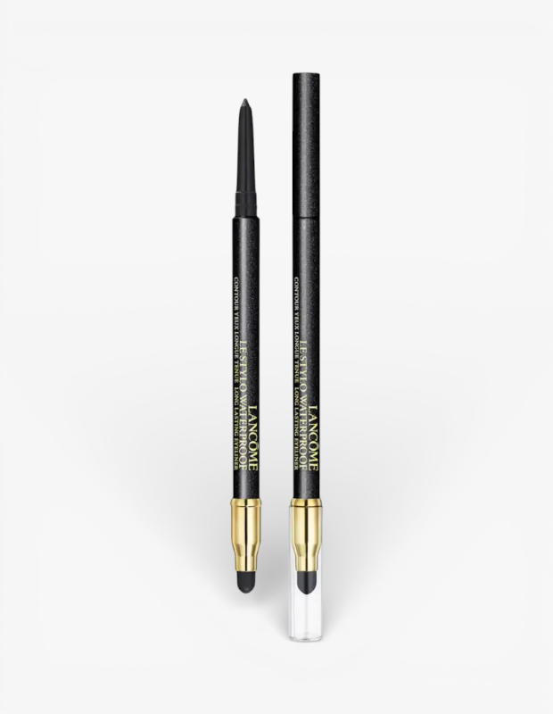 Sevgililer Günü hediye önerisi olarak sunulan Lancôme Le Stylo Waterproof göz kalemi. Altın detaylı, siyah pırıltılı kalemin asansörlü ucu ve dağıtma süngeri gösteriliyor.