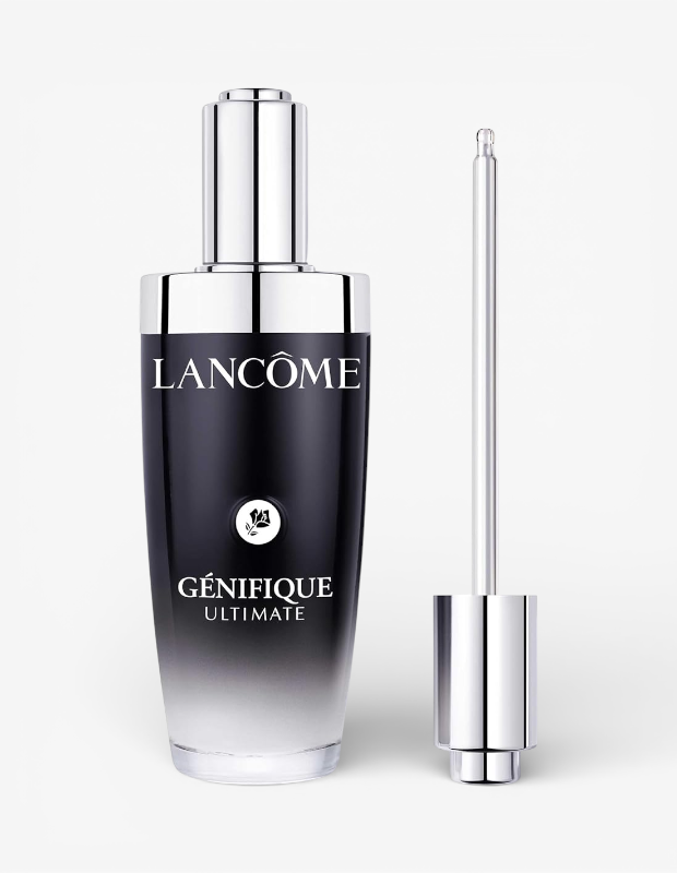 Sevgililer Günü hediye fikri olan Lancôme Génifique Ultimate serum, siyah ombre şişesi ve parlak gümüş damlalığıyla zarif bir seçenek olarak sunuluyor.