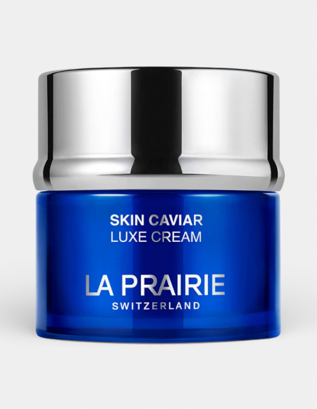 La Prairie Skin Caviar Luxe Cream, gümüş kapaklı kobalt mavisi kavanozunda, kadınlar için lüks bir Sevgililer Günü hediye alternatifi olarak sergileniyor.