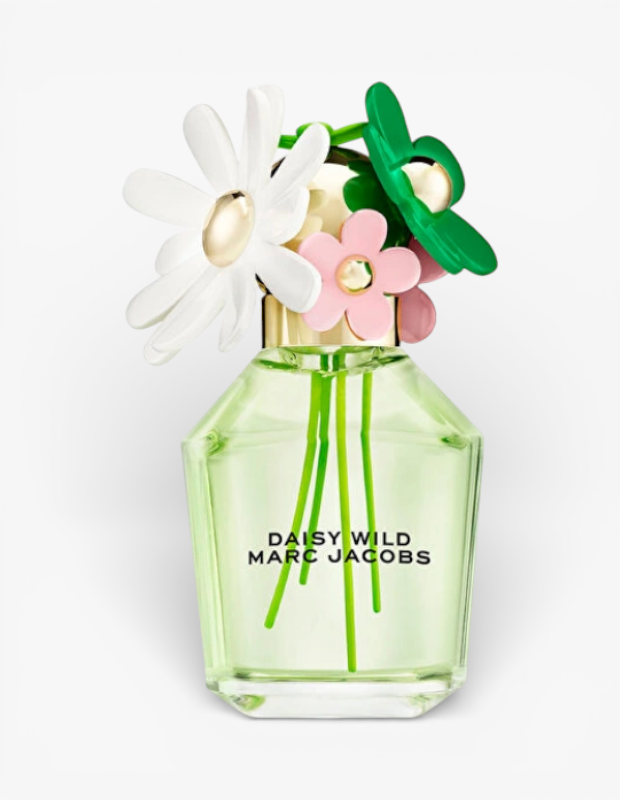 Kadınlar için Sevgililer Günü hediye önerisi olan Marc Jacobs Daisy Wild parfümü. Şeffaf şişesi, yeşil çiçek saplarını ve kapağındaki beyaz, pembe, yeşil papatya buketini öne çıkarıyor.