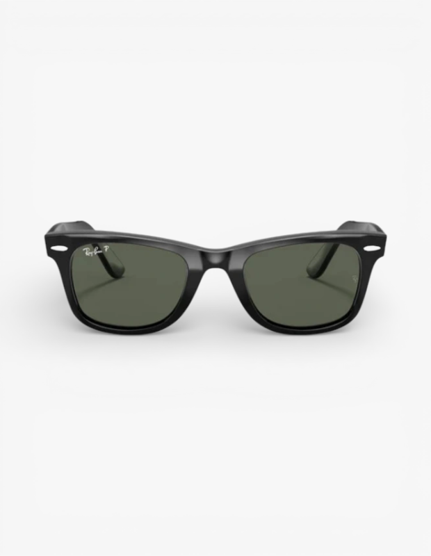Parlak siyah çerçeveli ve polarize camlı ikonik Ray-Ban güneş gözlüğü, kadınlar için Sevgililer Günü hediye önerisi olarak beyaz fonda duruyor.