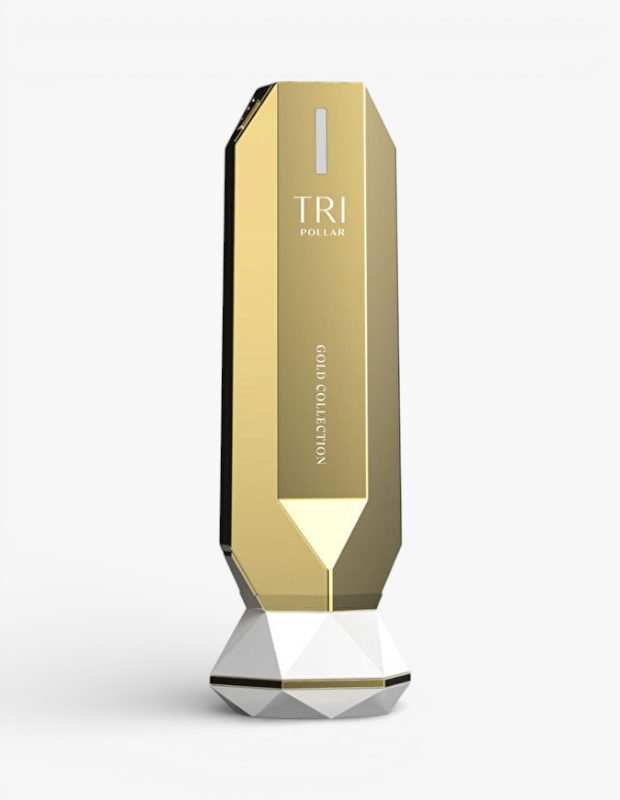 Altın rengi, sekizgen gövdeli ve kristal kesim beyaz tabanlı TriPollar Gold Collection cihazı, kadınlar için lüks bir Sevgililer Günü hediye alternatifi olarak beyaz fonda dik duruyor.