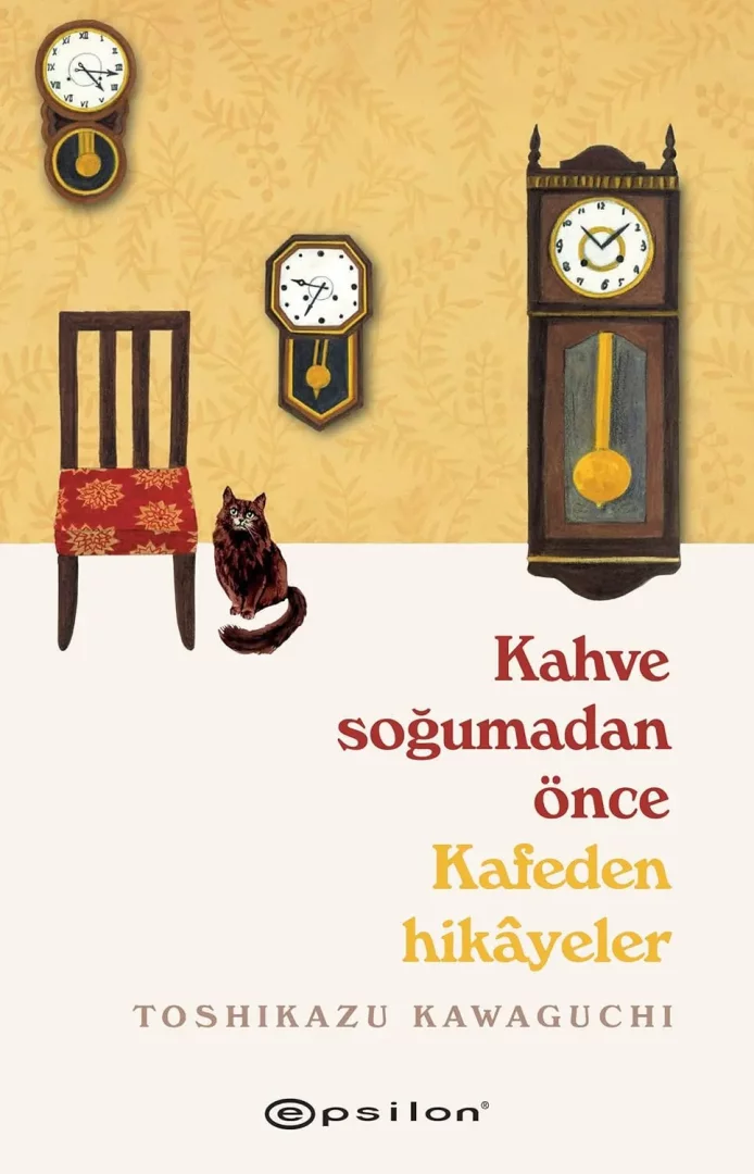 Toshikazu Kawaguchi'nin Kahve soğumadan önce adlı kitabının illüstrasyonlu kapak görselinde, sarı yaprak desenli duvara asılı farklı saatler ve kırmızı minderli ahşap sandalyenin yanında oturan tüylü bir kedi, huzurlu bir okuma atmosferi sunuyor.