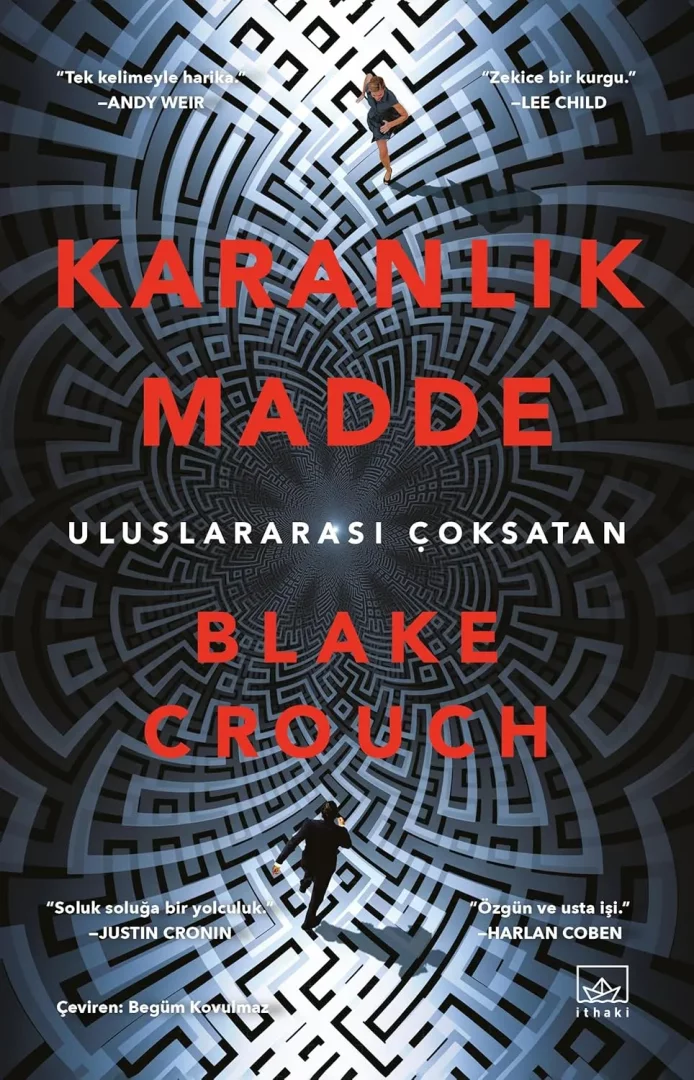 Blake Crouch'un Karanlık Madde adlı sürükleyici bilim kurgu romanının kapağında, derinlik hissi veren labirent deseni üzerinde, üst kısımda yürüyen bir kadın ve alt kısımda yürüyen bir erkek figürü, okuyucuyu karmaşık bir hikayeye davet ediyor.