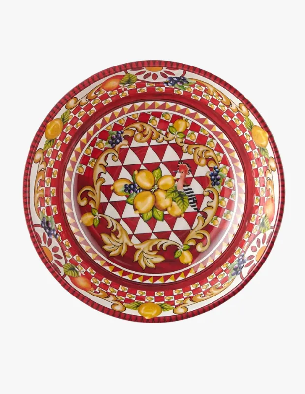 Marka Adı: Chiara Alessi
Ürün Cinsiyeti: Belirtilmemiş
Ürün Tipi: Kase
Ürün Sezonsallığı: İlkbahar / Yaz
Ürün Çeşidi: Servis kasesi
Ürün Özellikleri: Parlak kırmızı zemine sahip, canlı renkli ve detaylı desenlerle süslenmiş melamin bir kasedir. Merkezinde sarı limonlar, üzümler, barok esintili altın kıvrımlar ve bir çavuşkuşunu andıran figür yer alır. Bu ana motif, kırmızı ve beyaz üçgenlerden oluşan geometrik bir zemin üzerinde konumlanırken, kase kenarları küçük limon figürleri ve çeşitli meyvelerle zenginleştirilmiş bantlarla çevrilidir. Geleneksel Akdeniz seramiklerinden ilham alan deseniyle sofralara neşeli ve davetkar bir atmosfer katar. Kırılmaya karşı dayanıklı ve hafif melamin malzemesi sayesinde hem iç hem dış mekan kullanımına uygun, pratik ve estetik bir üründür.
Öne Çıkan Detaylar:
- Canlı ve zengin Akdeniz esintili meyve ile kuş figürlü göz alıcı desenler
- Parlak kırmızı, sarı ve beyaz renklerin hakim olduğu dinamik ve neşeli tasarım
- Kırılmaya dayanıklı, hafif ve kolay taşınabilir melamin malzeme yapısı
Kimler Kullanıyor?: Sofrasında baharın enerjisini ve canlı renkleri hissetmeyi seven, geleneksel desenleri modern bir yorumla birleştirmeyi tercih eden kişilere hitap eder. Eklektik bir tarzı benimseyen, davetlerinde ve günlük yaşamında hem şıklığı hem de pratikliği ön planda tutan herkes için idealdir. Özellikle açık hava buluşmalarında ve bahçe sofralarında dayanıklı ve estetik sunumlar yaratmayı arzulayanlar, bu kaseyi neşeli ikramları için tercih edebilir.