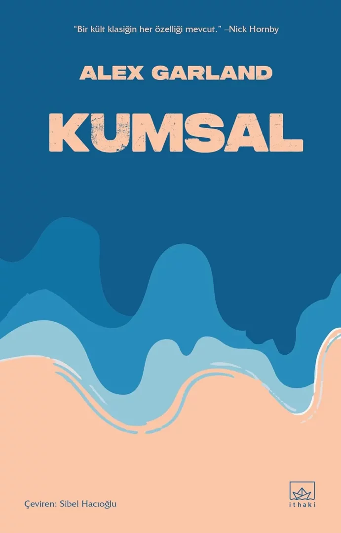 Alex Garland'ın Kumsal romanının kapağında, koyu mavi denizin, açık tonlardaki dalgalarla kumsalın buluştuğu stilize edilmiş bir çizim yer alıyor; üstte Nick Hornby'den bir alıntı, çevirmen bilgisi ve ithaki logosu görülen bu eser, deniz kenarında okunacak sürükleyici kitaplar listesine mükemmel uyum sağlıyor.
