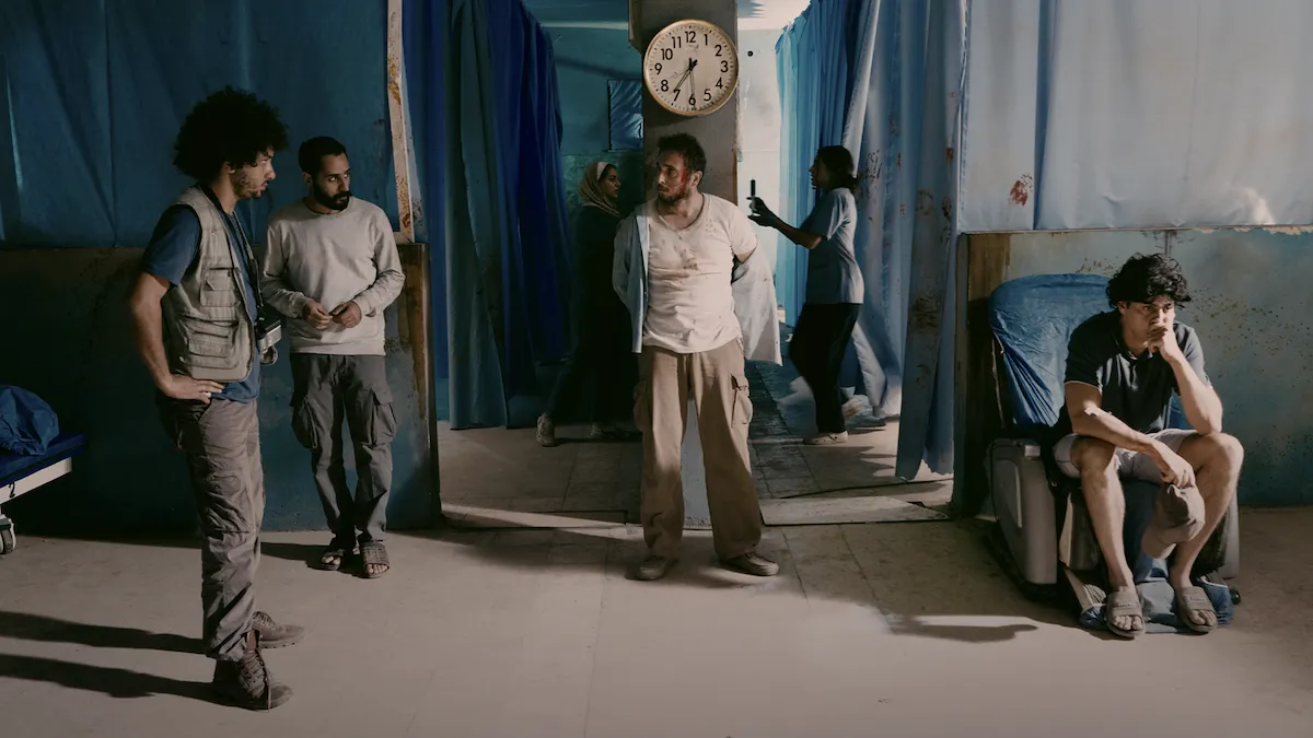 Mavi perdelerle bölünmüş, derme çatma bir ortamda, yorgun ve endişeli görünen insanların bulunduğu, ortada kan lekeleri olan beyaz bir tişört giymiş, bitkin bir adamın yer aldığı ve sağda umutsuzca oturan genç bir adamın dikkat çektiği, 45. İstanbul Film Festivali seçkisindeki filmlerden güçlü bir kesit.