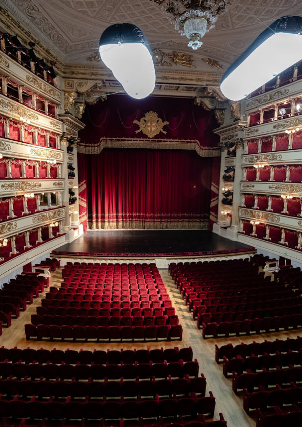 La Scala, dünyanın en ünlü opera binalarından biri ve Milano’nun kültürel simgelerindendir.