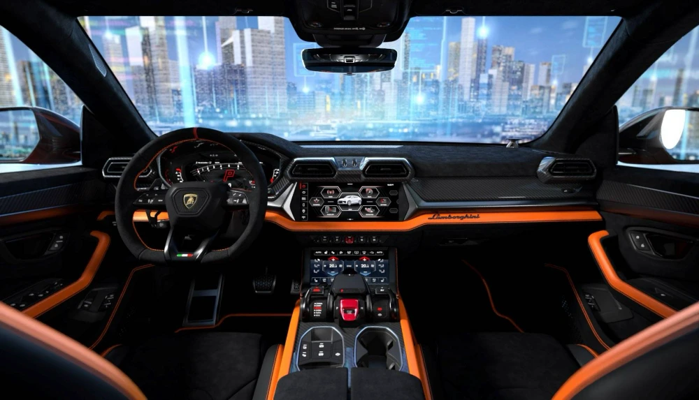 Modern bir şehir silüetinin önünde park edilmiş Lamborghini Urus SE lüks SUV'un iç mekanından çekilmiş bu geniş açılı görselde, direksiyon simidi, dijital göstergeler, bilgi-eğlence ekranları ve kapı panelleri boyunca uzanan canlı turuncu vurgulara sahip siyah temalı sporcu bir iç mekan tasarımı görülüyor.