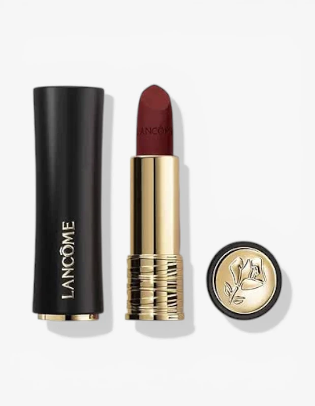Marka Adı: Lancome
Ürün Cinsiyeti: Kadın
Ürün Tipi: Ruj
Ürün Sezonsallığı: Belirtilmemiş
Ürün Çeşidi: Koyu mat bordo/kırmızı ruj
Ürün Özellikleri: Bu ürün, mat siyah dış kılıfı ve parlak altın rengi iç mekanizmasıyla dikkat çeken lüks bir rujdur. Dış kılıfın üzerinde dikey olarak markanın adı Lancome yazılı olup, altın rengi kapağının üzerinde markanın zarif gül logosu kabartmalı olarak işlenmiştir. Rujun kendisi koyu, zengin bir bordo/kırmızı tonunda ve kadifemsi mat bir bitişe sahip olup, dudaklara sofistike ve çarpıcı bir görünüm kazandırır. Şık ve modern ambalaj tasarımı, ürünün kalitesini ve estetiğini yansıtır.
Öne Çıkan Detaylar:
- Kapağında kabartma Lancome gül logosu detayı
- Mat siyah ve parlak altın rengi lüks ambalaj tasarımı
- Yoğun pigmentli, kadifemsi mat bitişli koyu bordo/kırmızı renk
Kimler Kullanıyor?: Makyaj rutininde kaliteye ve estetiğe önem veren, klasik ve zamansız bir şıklığı benimseyen kişiler bu ruju tercih edebilir. Dudaklarında güçlü ve sofistike bir ifade yaratmaktan hoşlanan, kendinden emin ve zarif bir duruş sergilemek isteyen herkes için idealdir. Günlük makyajına lüks bir dokunuş katmak veya özel günlerde iddialı bir stil sergilemek isteyen kullanıcıların beğenisine sunulmuştur.