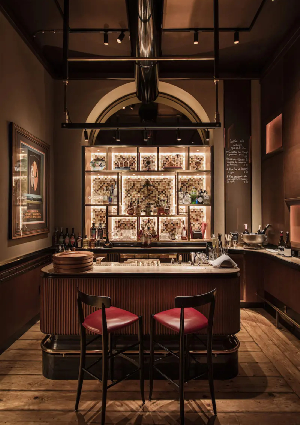 Langosteria barı ve bar sandalyeleri