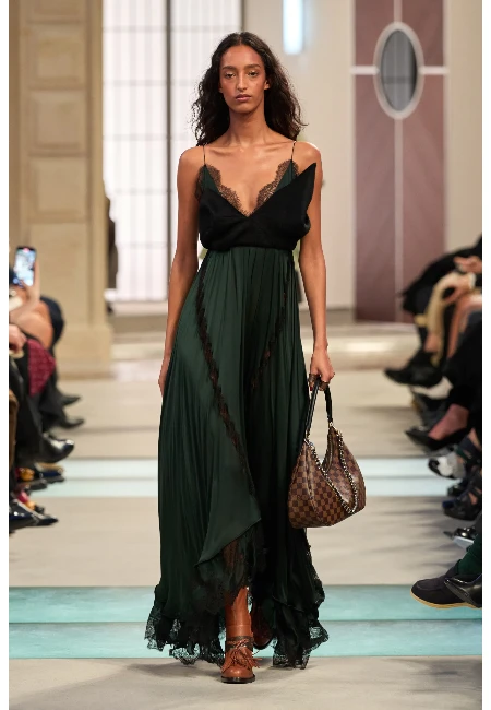 2026’nın Moda Trendi Dantel ile Romantik Stil Tüyoları