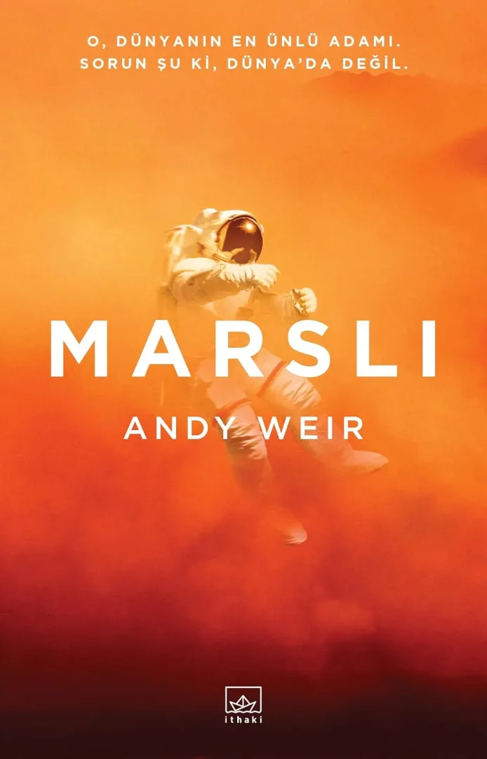Andy Weir'in Marslı adlı bilim kurgu kitabının kapağında, kızıl gezegenin tozlu, turuncu-kızıl atmosferinde havada süzülen beyaz uzay giysili bir astronot belirirken, bu sürükleyici kitap denizin sakinleştirici sesleri eşliğinde plaj çantanızdan ayırmak istemeyeceğiniz maceralarla dolu bir okuma vaat ediyor.