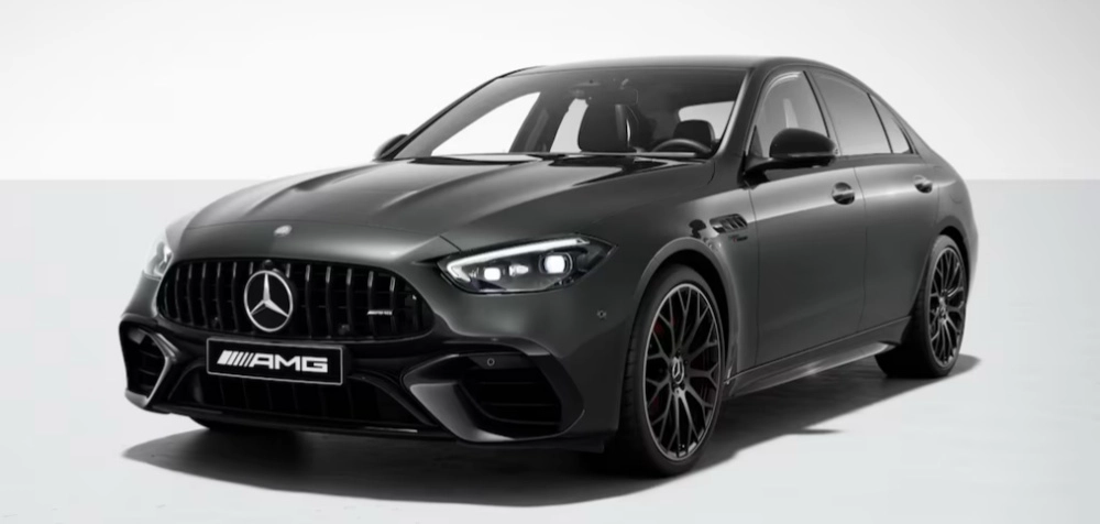 Mercedes-AMG C63 S E Performance modelinin mat siyah dış tasarımı, önden hafif açıyla görünen modern panjuru, parlak LED farları ve şık jantlarıyla plug-in hibrit bir otomobilin sportif ve güçlü görünümünü sergiliyor.