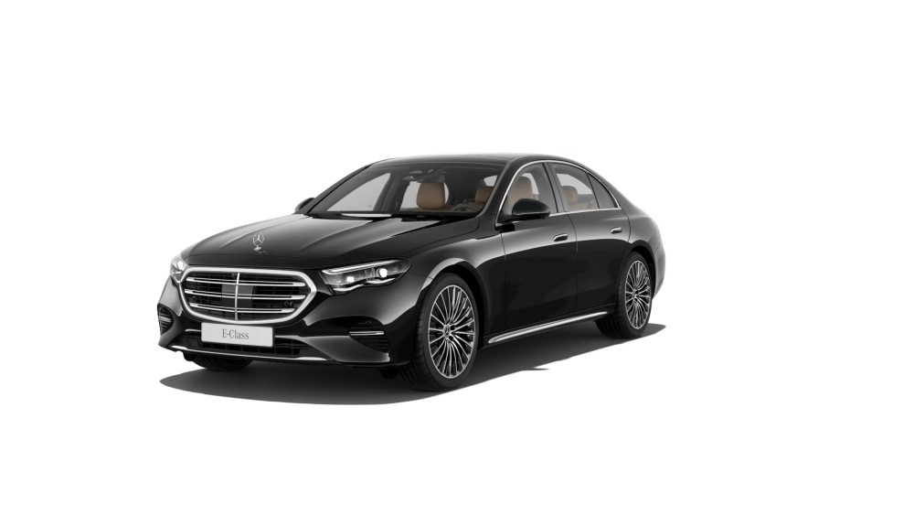 Siyah renkli, ön sol çaprazdan çekilmiş bir Mercedes-Benz E-400e 4MATIC plug-in şarj edilebilir hibrit otomobil, zarif dış mekan tasarımıyla dikkat çeken modern ön ızgarasını, keskin LED farlarını ve çok kollu alaşım jantlarını sergiliyor.