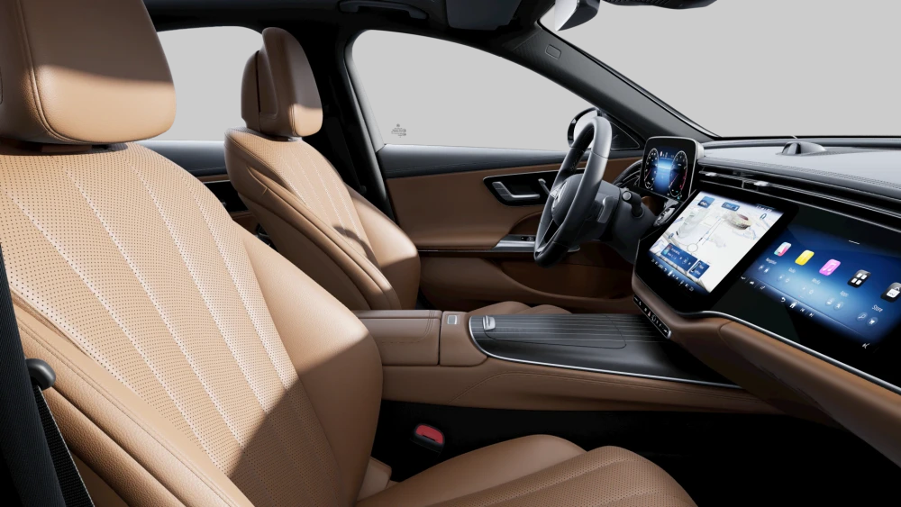Mercedes-Benz E-400e 4MATIC plug-in hibrit otomobilin, taba rengi delikli deri döşemeli koltuklarının ve ön paneldeki geniş dijital gösterge ile multimedya ekranlarının öne çıktığı modern iç mekan tasarımı.