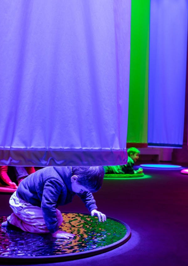 Museo dei Bambini di Milano da gözlem yapan bir erkek çocuk