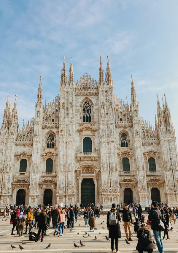 Duomo di Milano manzarası ve turistler