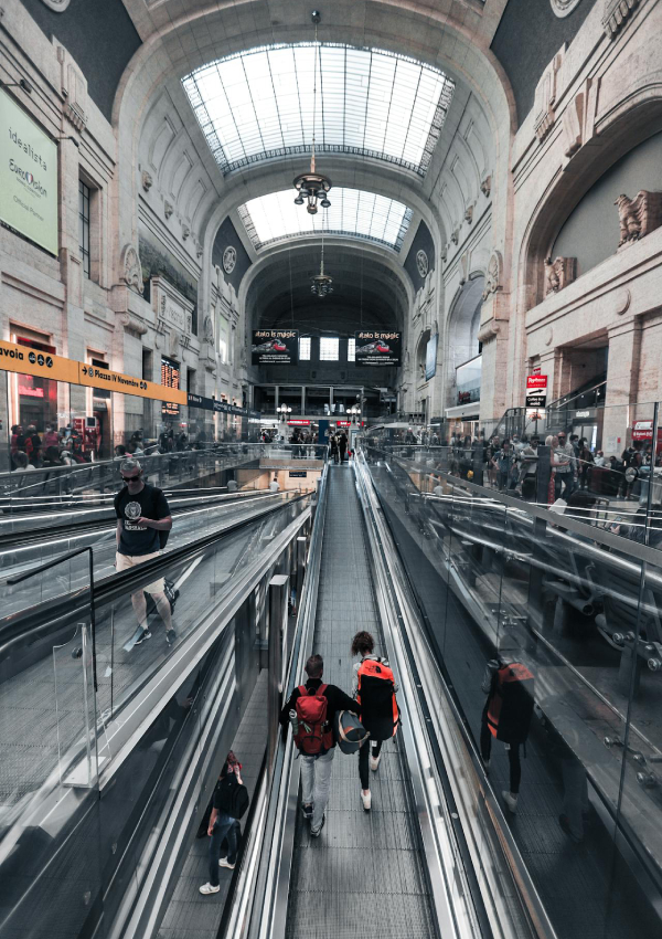 Milano Merkez Tren İstasyonu ve yolcular