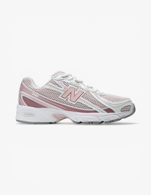 Marka Adı: New Balance
Ürün Cinsiyeti: Kadın
Ürün Tipi: Sneaker
Ürün Sezonsallığı: Dört Mevsim
Ürün Çeşidi: 740 Sneaker
Ürün Özellikleri: Bu New Balance 740 sneaker, retro koşu ayakkabısı estetiğini modern konforla buluşturan, bağcıklı ve bileksiz bir tasarıma sahiptir. Ayakkabının üst kısmı, nefes alabilen file kumaş ve sentetik deri panellerin birleşimiyle oluşturulmuştur. Yan kısımlarda New Balance logosu zarif pastel pembe tonunda yer alırken, orta taban kısmında beyaz ve gri detaylarla desteklenen ABZORB yastıklama teknolojisi ile üstün rahatlık sunar. Kalın, kauçuk dış taban sağlam zemin tutuşu sağlarken, genel olarak beyaz ve pastel pembe renk kombinasyonu ürüne şık ve sportif bir hava katmaktadır.
Öne Çıkan Detaylar:
- ABZORB teknolojisi ile adımlarda maksimum yastıklama ve konfor
- Nefes alabilen file üst kısım ve dayanıklı sentetik deri detaylar
- Retro koşu ayakkabısı siluetini yansıtan estetik pastel pembe ve beyaz renk uyumu
Kimler Kullanıyor?: Günlük yaşamında konforundan ödün vermeden stil sahibi bir duruş sergilemek isteyen, spor giyim tarzını benimseyen ve aktif yaşam biçimini hayatının merkezine koyan bireyler bu sneaker modelini tercih ediyor. Özellikle retro detayları ve pastel renkleri sevenler, koşu ayakkabılarının sunduğu rahatlığı şehir hayatının dinamizmiyle birleştirmek isteyenler için ideal bir seçenek. Hem yürüyüşlerde hem de casual kombinlerde şıklığı ve fonksiyonelliği bir arada arayanlar için tasarlandı.