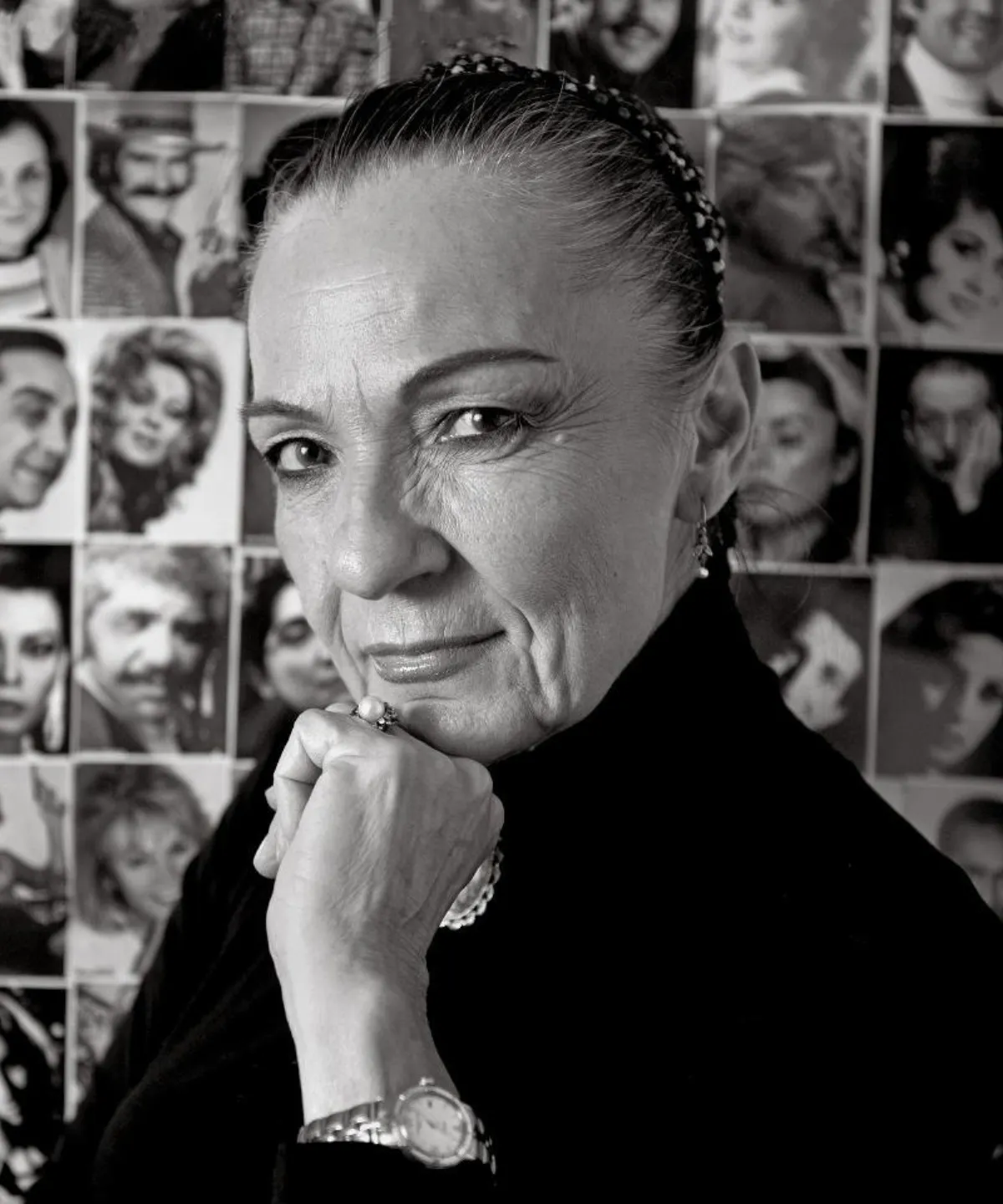 Nilüfer Aydan, yaşlıca bir kadın olarak siyah beyaz bir fotoğrafta kameraya hafifçe gülümserken, sağ elini çenesine dayamış, şık bir saat ve yüzük takmış; arkasında sinema dünyasından birçok ismin fotoğrafından oluşan bir kolajın belirdiği bir kare: 45. İstanbul Film Festivali Sinema Onur Ödülü.