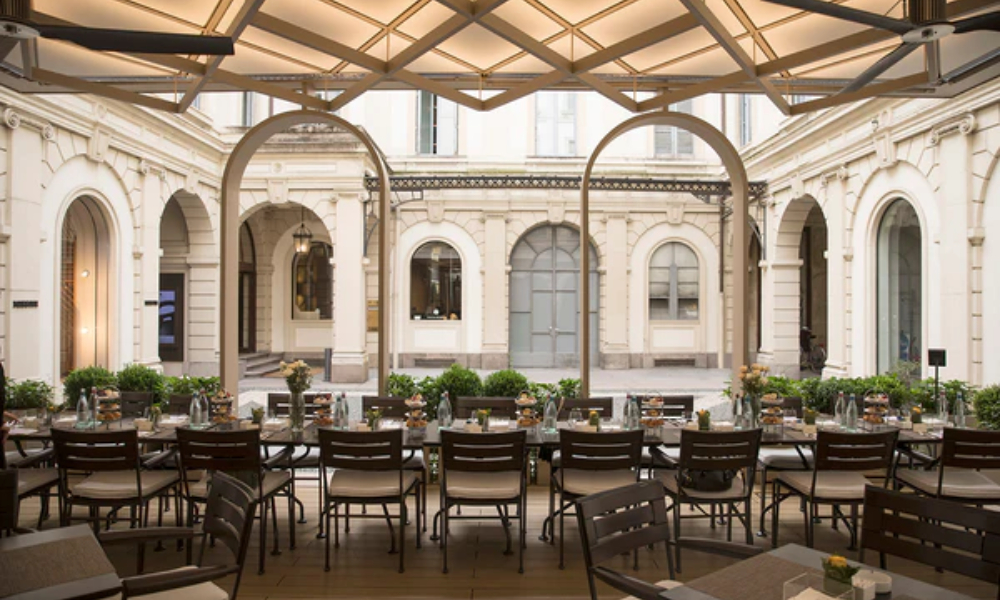 Pasticceria Cova, Milano’nun geçmişle bugünü aynı masada buluşturan tarihi pastanelerinden.