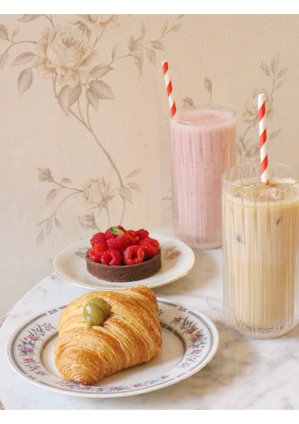 Pasticceria Gelsomina, Milano’nun tatlı sahnesinde yeni nesil ama köklerine sadık bir durak: şehrin stil kodlarına uyumlanan sıcak atmosferiyle, klasik İtalyan pastacılığını modern bir estetikle buluşturuyor.