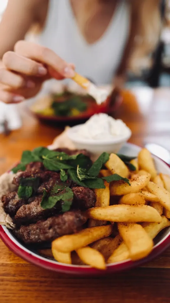 Yoğurtlu bir sos ile servis edilen köfte & patates