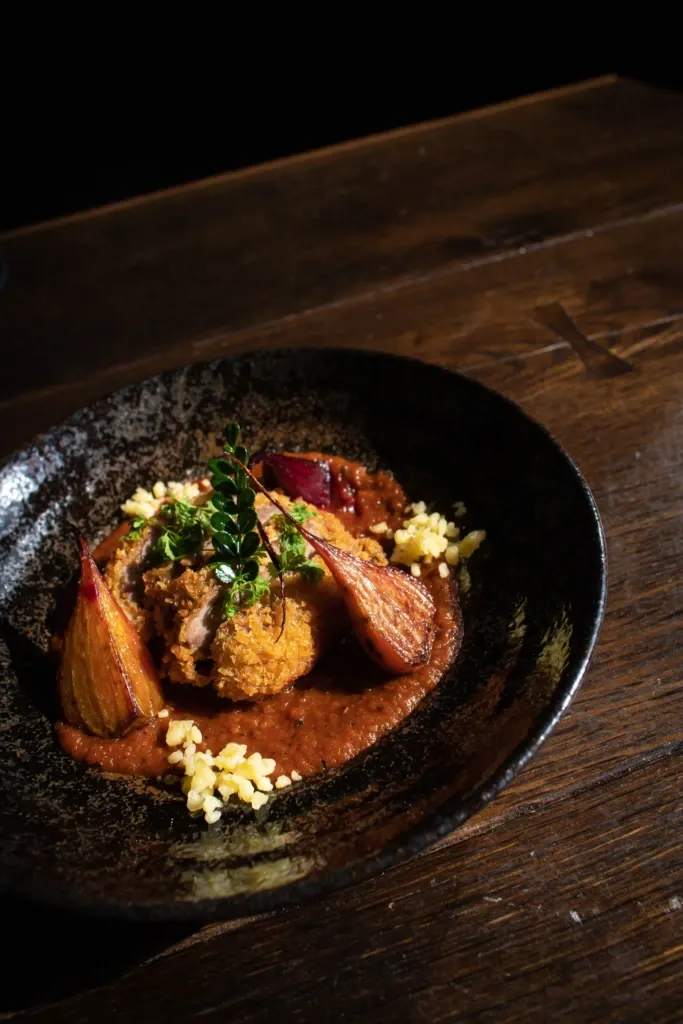 Türk mutfağından fine dining bir sunum ile sunulmuş tabak