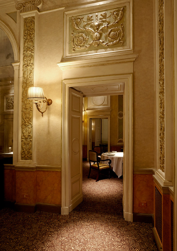 Galleria Vittorio Emanuele II’nin ikonik atmosferinde konumlanan Ristorante Cracco, Milano’da gastronomiyi şehir sahnesinin tam merkezinde deneyimlemek isteyenler için prestijli bir adres.