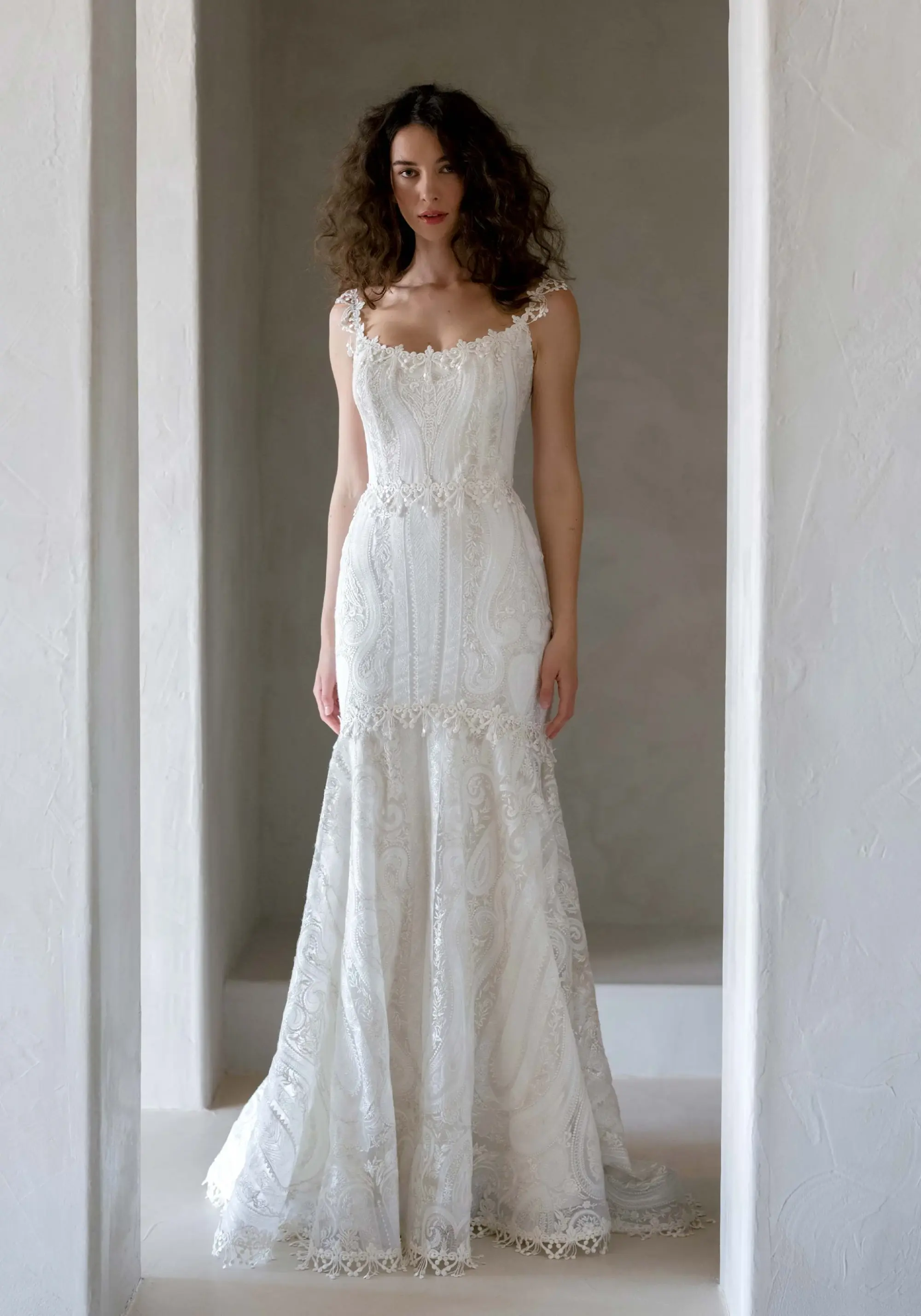 İnce askılı, dantel işlemeli Claire Pettibone gelinlik; tüm yüzeye yayılan zarif motifler ve hafifçe açılan etekle vintage esintili romantik tasarım.