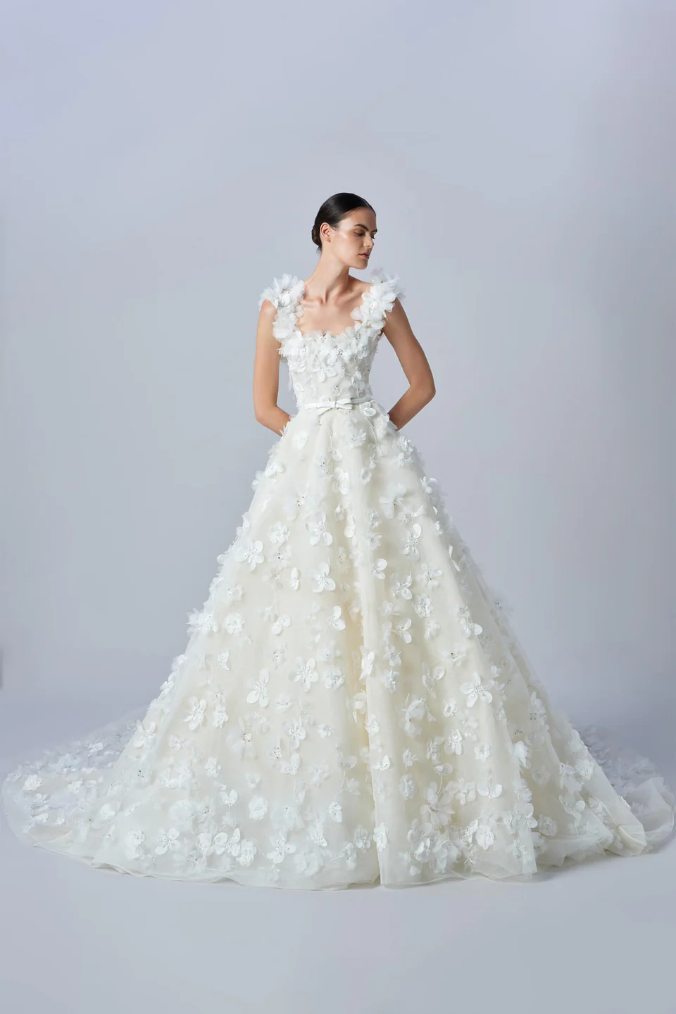 Elie Saab 2026 sonbahar koleksiyonundan üç boyutlu çiçek aplikeli, askılı romantik balo tipi gelinlik.