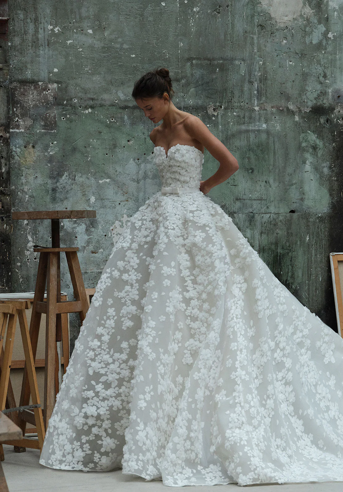 Elie Saab 2026 ilkbahar koleksiyonundan üç boyutlu çiçek işlemeli, straplez romantik balo tipi gelinlik.