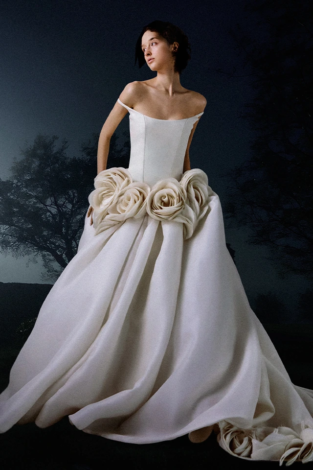 Vera Wang 2026 koleksiyonundan transparan katmanlı, püskül detaylı, avangart ve modern romantik gelinlik.