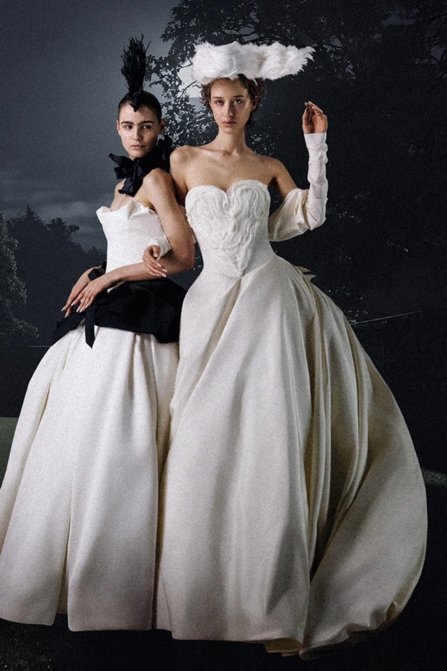 Straplez Vera Wang gelinlik; göğüs kısmında kalp formunu andıran yapılandırılmış korsaj ve hacimli etekle romantik ama dramatik bir görünüm.