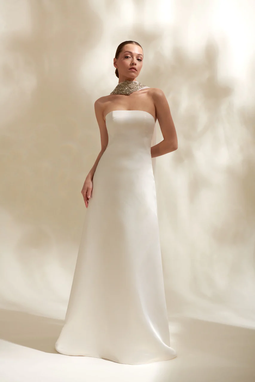 Akay Gelinlik sade gelinlik modeli, straplez düz kesim ipek dokulu minimal tasarım ve güçlü choker detaylı modern gelinlik.