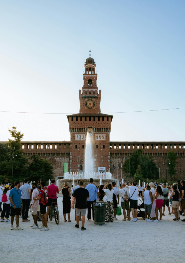 Milano’nun önemli tarihi yapılarından biri olan Sforza Kalesi, 15. yüzyılda Francesco Sforza tarafından inşa edilen bir yapı.