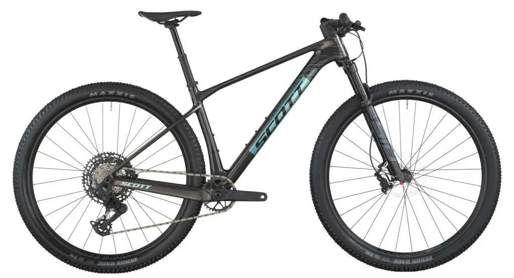 Scott Scale RC 2026 model siyah renkli, kadrosunda turkuaz SCOTT yazısı ve detayları bulunan, Maxxis lastikli, tek aynakol ve disk fren sistemine sahip modern bir hardtail dağ bisikleti, beyaz stüdyo zemininde sağa dönük olarak gösterilmiştir.