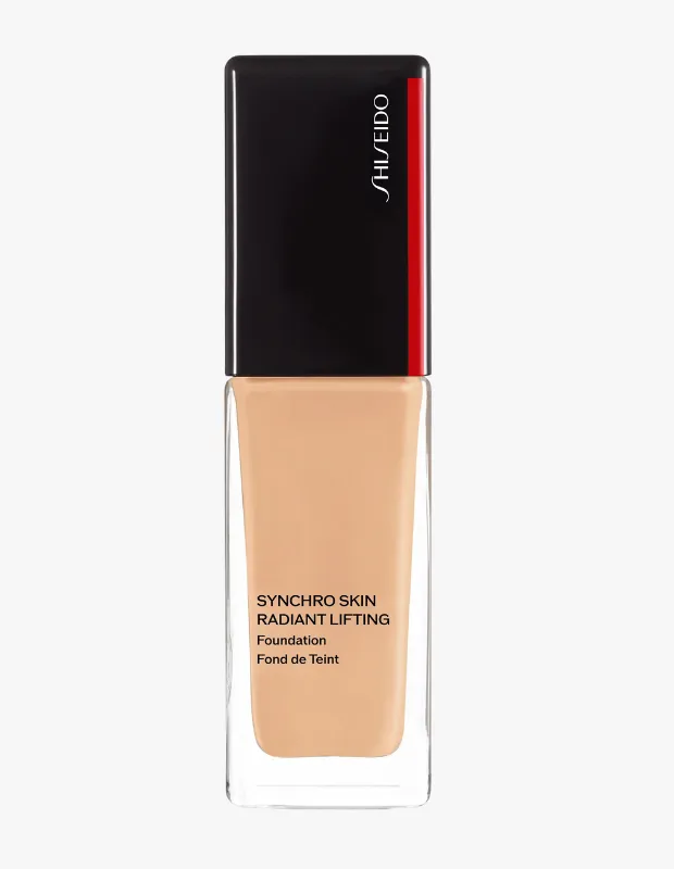 Marka Adı: Shiseido
Ürün Cinsiyeti: Belirtilmemiş
Ürün Tipi: Fondöten
Ürün Sezonsallığı: Belirtilmemiş
Ürün Çeşidi: Işıltılı ve kaldırma etkili likit fondöten
Ürün Özellikleri: Bu ürün, minimalist tasarıma sahip şeffaf cam şişede sunulan bir likit fondötendir. Şişenin üzerinde yer alan SYNCHRO SKIN RADIANT LIFTING ifadesiyle, cilde ışıltılı bir görünüm kazandırmayı ve kaldırma etkisi sunmayı amaçlar. Ürünün ambalajı, şık siyah bir kapak ve marka logosunu içeren kırmızı bir şerit ile tamamlanmıştır. Görselde açık ila orta ten rengine uygun bej tonunda bir fondöten görünmektedir.
Öne Çıkan Detaylar:
- Cilde ışıltılı bir bitiş sağlar
- Kaldırma (lifting) etkisi sunar
- Şık ve minimalist cam şişe ambalajı
Kimler Kullanıyor?: Bu ürün, cildine doğal bir parlaklık ve tazelik katmak isteyen herkes için tasarlanmıştır. Özellikle özel günlerde kalıcı ve aydınlık bir makyaj arayışında olan, aynı zamanda cildinde daha genç ve dinamik bir görünüm için kaldırma etkisi hedefleyen bireylerin tercihi olabilir. Kendisini en iyi ve özgüvenli haliyle ifade etmek isteyen, ciltle bütünleşen bir fondöten arayan kullanıcılar için idealdir.