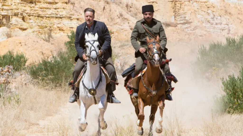 The Water Diviner (Son Umut) filminden bir sahnede, sarp kayalıkların önünde tozlu bir patikada iki adam at sırtında yan yana ilerliyor. Soldaki adam siyah takım elbise içinde beyaz ata binerken, sağdaki adam Osmanlı askerî üniforması ve kalpak giymiş olarak kahverengi bir ata binmekte. Arka planda çöl benzeri bir doğa manzarası görülüyor.