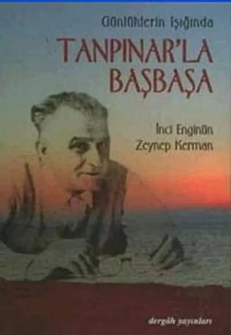 Günlüklerin Işığında Tanpınar'la Başbaşa adlı kitabın, denizin üzerinde batan güneşin turuncu ve mavi tonlarıyla harmanlanmış arka planında, gözlüklü Tanpınar portresiyle, deniz kenarında okunacak sürükleyici bir kitap olarak öne çıkan kapağı.