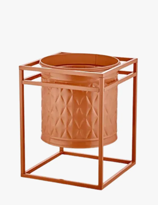 Ürün Cinsiyeti
Unisex
Ürün Tipi
Ev & Bahçe / Saksı & Dekoratif Obje
Ürün Sezonsallığı
Dört Mevsim
Ürün Çeşidi
Metal Vazo & Saksı
Ürün Özellikleri
The Mia Prizma vazo saksı, modern geometrik formu ve terracota tonuyla yaşam alanlarına güçlü bir dekoratif vurgu kazandıran çok yönlü bir tasarımdır. 45 x 35 x 35 cm ölçülerindeki yapısı, orta ve büyük boy bitkiler için ideal bir kullanım sunarken aynı zamanda tek başına dekoratif bir obje olarak da öne çıkar. Galvaniz metal gövdesi sayesinde paslanmaya karşı dayanıklıdır ve leke tutmayan yüzeyi ile uzun ömürlü kullanım sağlar. İç ve dış mekânda kullanıma uygun olan bu model, iç haznesi sayesinde bitki yerleşimini pratik hale getirir. Modern prizmatik formu ve sıcak terracota rengi, mekâna mimari bir karakter kazandırır.
Öne Çıkan Detaylar
45 x 35 x 35 cm geniş hacimli tasarım
Galvaniz metal – paslanmaya dayanıklı
İç ve dış mekâna uygun kullanım
Prizmatik modern form
Terracota renk – sıcak ve doğal görünüm
Dekoratif ve fonksiyonel kullanım
Kimler Kullanıyor?
Dekorasyonda güçlü ve karakterli objeleri tercih edenler için ideal. Büyük bitkilerle alanında odak noktası yaratmak isteyen, modern ve mimari çizgilere sahip tasarımları seven kullanıcıların yaşam alanına kolayca uyum sağlar. Salon, teras veya giriş alanlarında dikkat çekici bir stil oluşturmak isteyenler tarafından tercih edilir.
Prizma vazo saksı; modern geometrik formu ve dayanıklı yapısıyla bitkilerinizi öne çıkarırken yaşam alanınıza güçlü ve dekoratif bir karakter kazandırır.