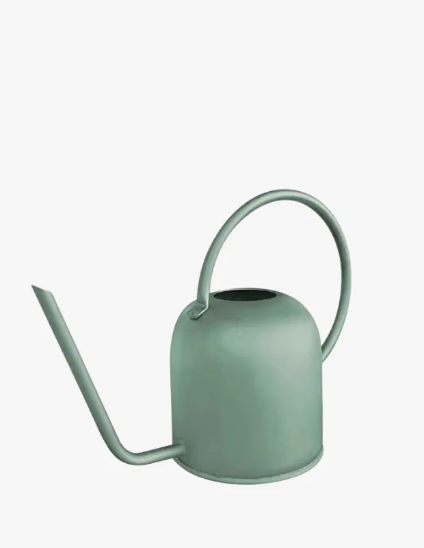 Ürün Cinsiyeti
Unisex
Ürün Tipi
Ev & Bahçe / Bitki Bakım Aksesuarı
Ürün Sezonsallığı
Dört Mevsim
Ürün Çeşidi
Metal Sulama Kabı
Ürün Özellikleri
The Mia 1.5 lt yeşil sulama kabı, dayanıklı metal gövdesi ve estetik tasarımıyla bitki bakımını hem pratik hem dekoratif hale getirir. İç ve dış mekân kullanımına uygun olan bu model; paslanmaya karşı dirençli, yıkanabilir ve leke tutmayan yüzeyi sayesinde uzun ömürlü bir kullanım sunar. 1.5 litrelik kapasitesi, birden fazla bitkiyi tek seferde sulamak için ideal bir hacim sağlarken, dengeli akış sunan ince ağız yapısı sayesinde kontrollü ve hassas sulama imkânı verir. Kompakt ölçüleri (yaklaşık 14 cm yükseklik, 13 cm çap) kullanım kolaylığı sağlarken, yeşil rengi yaşam alanlarına doğal ve ferah bir dokunuş katar.
Öne Çıkan Detaylar
1.5 L geniş ve pratik kapasite
Metal gövde – dayanıklı yapı
Paslanmaz ve leke tutmayan yüzey
İç ve dış mekâna uygun kullanım
Kontrollü akış sağlayan ince ağız
Doğal ve ferah yeşil renk
Kimler Kullanıyor?
Bitki bakımını düzenli ve pratik şekilde yapmak isteyenler için ideal. Evinde çok sayıda bitki bulunan, aynı zamanda dekoratif objeleri işlevsellikle birleştirmeyi seven kullanıcılar bu tarz sulama kaplarını tercih eder. Balkon, bahçe ve iç mekân bitkileri için çok yönlü bir kullanım sunar.
Metal sulama kabı; geniş hacmi, dayanıklı yapısı ve doğal renk tonu ile bitki bakımını kolaylaştırırken yaşam alanınıza estetik bir dokunuş katar.